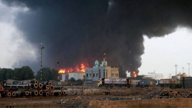 Imágenes del puerto de Hodeidah, Yemén en llamas luego de un bombardeo israelí. Vía X @theinformant_x 10/06/2025