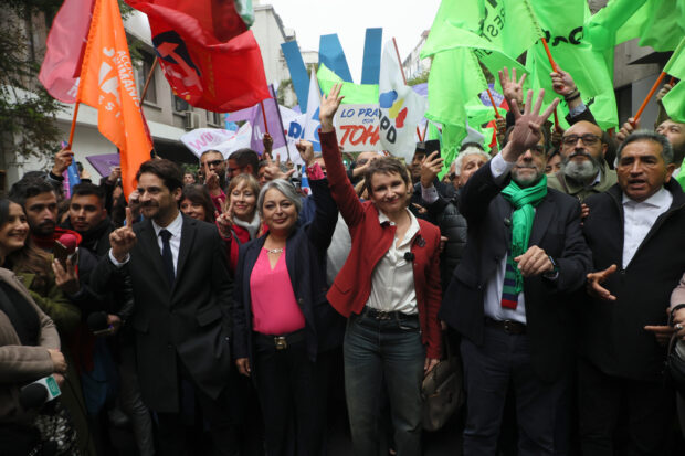 Santiago 30 de abril 2025. Los precandidatos presidenciales abanderados de la izquierda y el progresismo, junto a las directivas de los partidos, inscriben candidaturas para las Primarias Presidenciales 2025. Dragomir Yankovic/Aton Chile