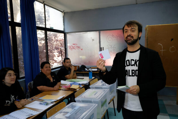 El alcalde de Valparaiso Jorge Sharp votando en el liceo Eduardo de la Barra. Raul Zamora/Aton Chile