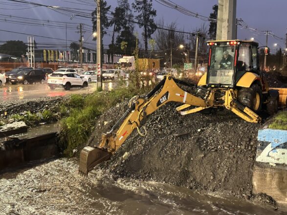 Trabajos preventivos en el Canal Santa Marta, uno de los puntos críticos de la RM. 
