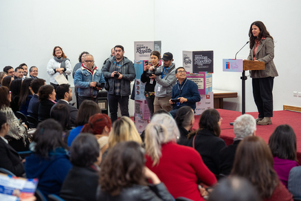La Ministra Antonia Orellana presenta la agenda "Lugar de Respeto", impulsando la inclusión LGBTIQA+ y el respeto en espacios laborales del Estado. La iniciativa busca nuevas oportunidades sin discriminación.