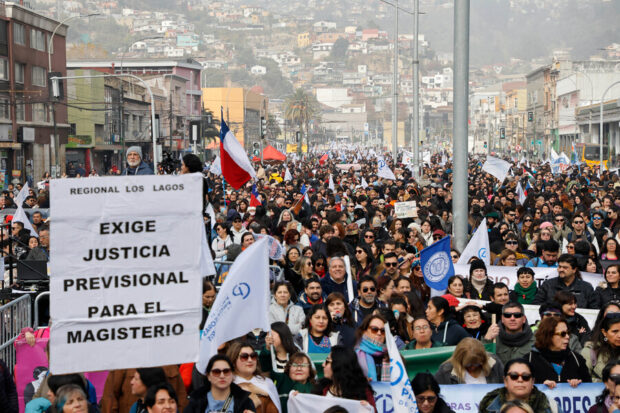 Multitudinaria marcha de profesores en Valparaíso