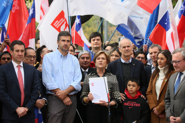 Evelyn Matthei rodeada de adherentes.