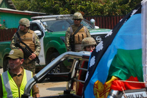 Militares y policías controlando el tránsito.
