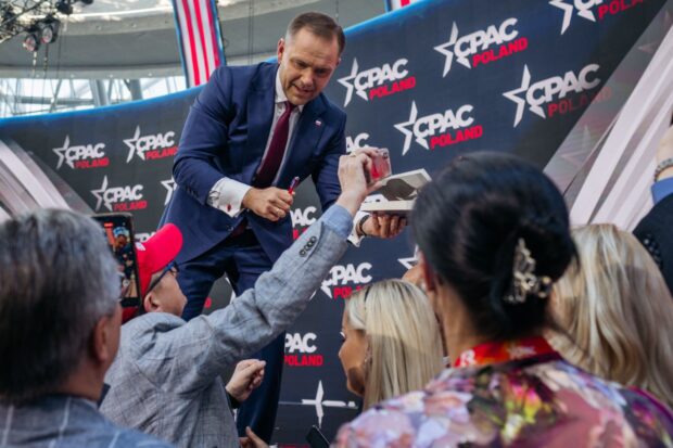 Nawrocki en la cumbre de la CPAC en Polonia. Vía X@NawrockiKn 27/05/2025