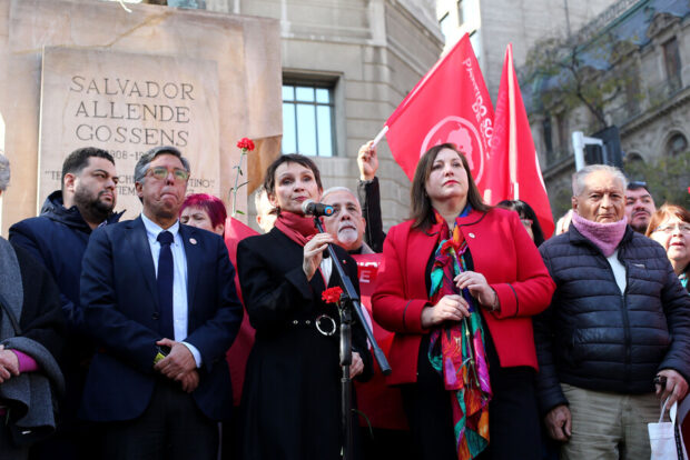 artido Socialista, junto a la candidata presidencial del Socialismo Democrático, Carolina Tohá, entregan ofrenda floral en conmemoración del natalicio de Salvador Allende. Javier Salvo/Aton Chile.