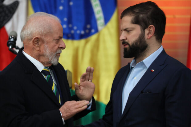 Gabriel Boric junto a Luiz Inácio Lula da Silva, atrás de ellos la bandera de Brasil.