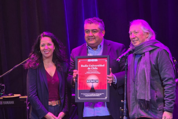 Radio Universidad de Chile recibe premio de la SCD