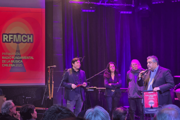 Radio Universidad de Chile recibe el Premio Radio Fundamental de la Música Chilena, entregado por la SCD.
