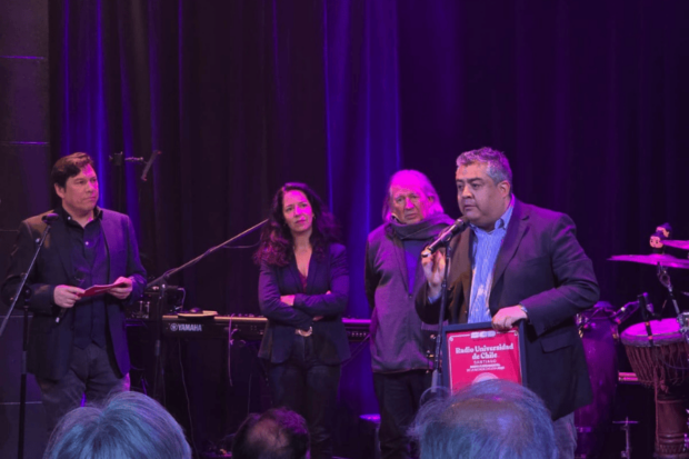 Radio Universidad de Chile recibe el Premio Radio Fundamental de la Música Chilena, entregado por la SCD.