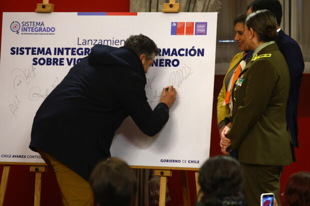 Firma de las autoridades por el nuevo Sistema Integrado de Informacion sobre Violencia de Genero.