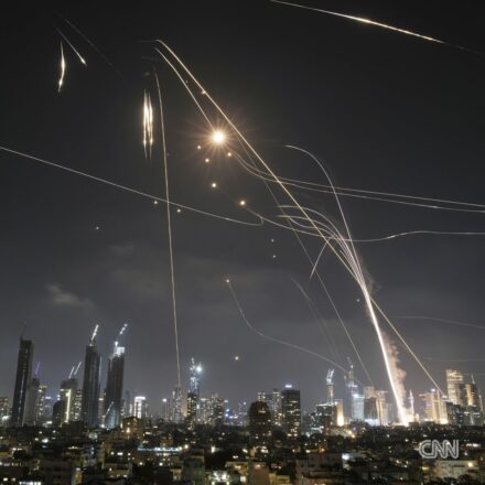 Tel Aviv, la cúpula de hierro intercepta misiles iraníes. Vía X@IDF.
