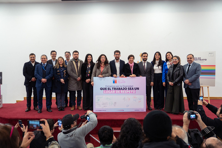 Ministros chilenos firman por la inclusión laboral LGBTIQA+ en el Estado, promoviendo espacios de "Lugar de Respeto" y libre de discriminación.