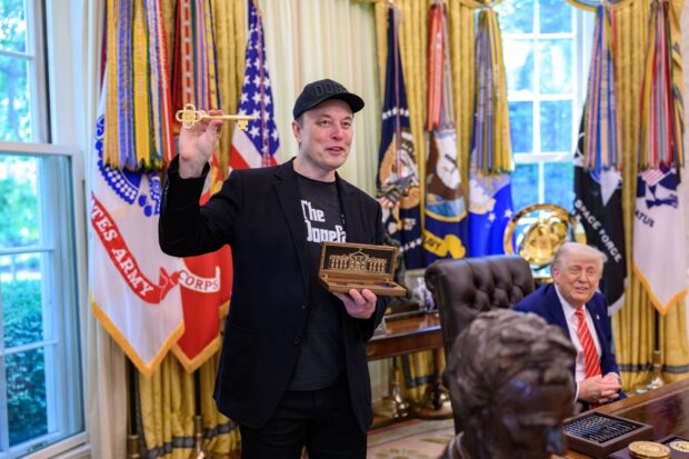 Trump le condece la llave dorada de la Casa Blanca a Elon Musk el día de su salida del gobierno. Vía X @WhiteHouse. 30/05/2025