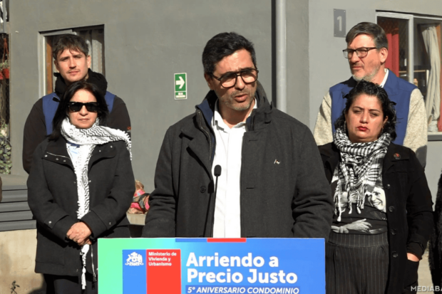 El alcalde de Recoleta, Fares Jadue, conmemora los cinco años del Condominio Justicia Social 1 y da la bienvenida a familia de refugiados palestinos.