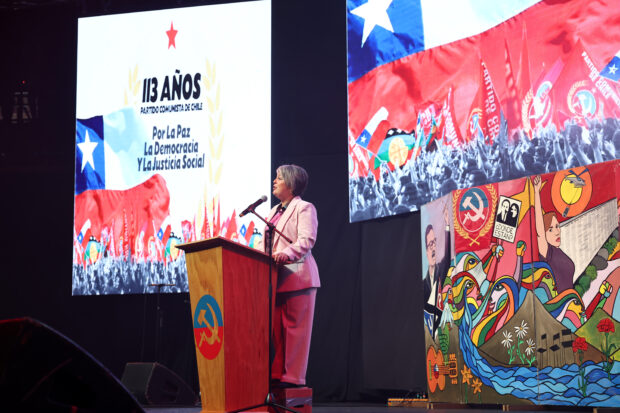 Santiago 6 de Julio 2025. La candidata presidencial de la centroizquierda, Jeannette Jara, asiste al aniversario de los 113 años del Partido Comunista de Chile en el Teatro Caupolican Aton Chile