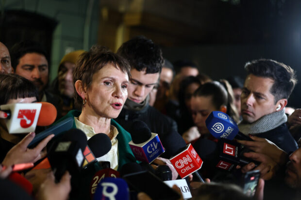 Carolina Tohá rodeada de periodistas.