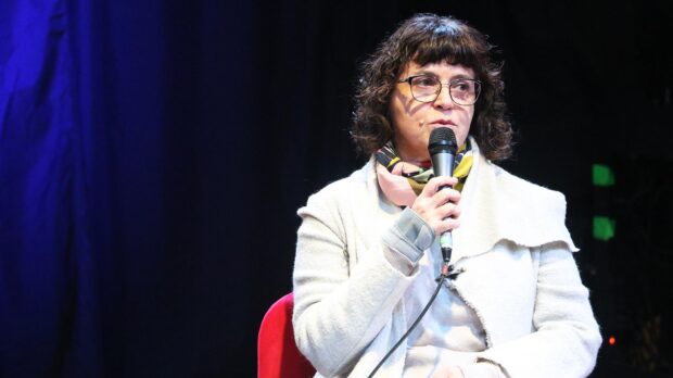 Catalina Arteaga con micrófono en mano mientras habla.