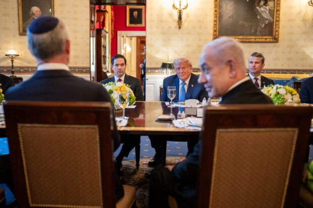 Hombre sentados en una mesa, en la imagen de se a Trump sentado al lado de Marco Rubio. Frente a Trump está sentado Netanyahu.