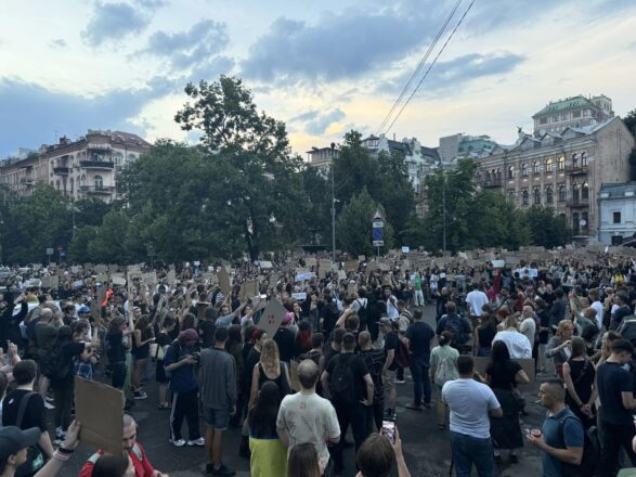 Centenares de ucranianos reunidos en Kiev, manifestandose en contra de la ley que limita la autonomía de las agencias anticorrupción