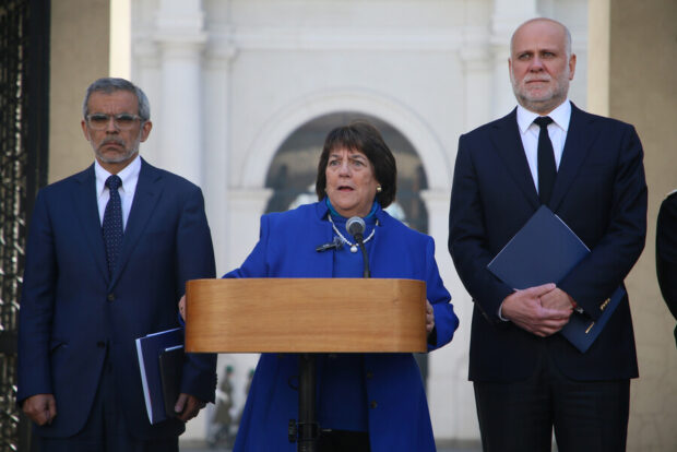 La ministra de Defensa, Adriana Delpiano, junto a los ministro de Seguridad e Interior, Luis Cordero y Álvaro Elizalde.