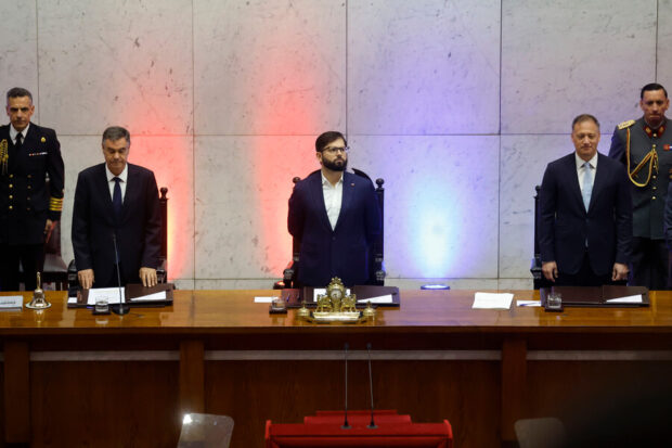 De izquierda a derecha: el presidente del Senado, Manuel José Osando (RN); el Presidente de la Republica, Gabriel Boric, y el presidente de la Cámara de Diputados, José Miguel Castro (RN), durante la Cuenta Publica 2024-2025 del Congreso Nacional.