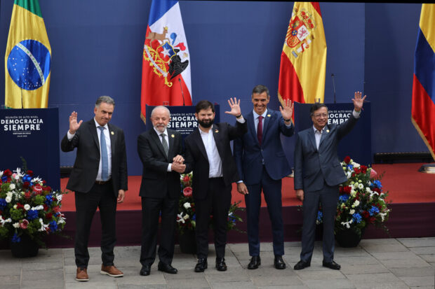 Mandatarios en la Cumbre progresista Democracia Siempre