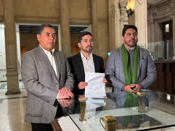 Diputados del Partido Socialista (PS) llegan al Tribunal Constitucional para imponer un requerimiento que se destituya a Johannes Kaiser (PNL).