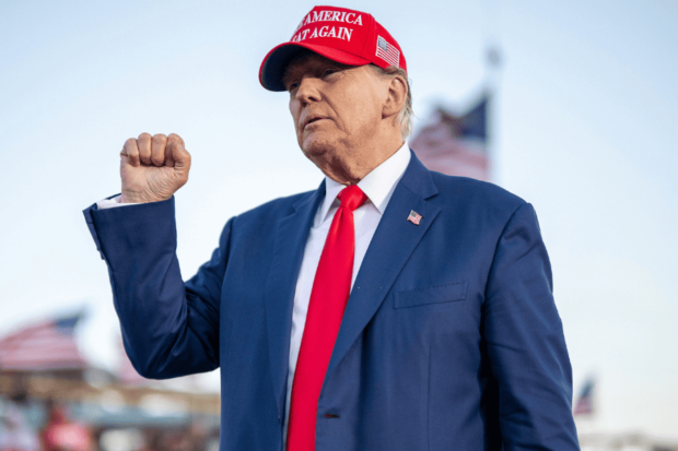 Donald Trump con el puño en alto.