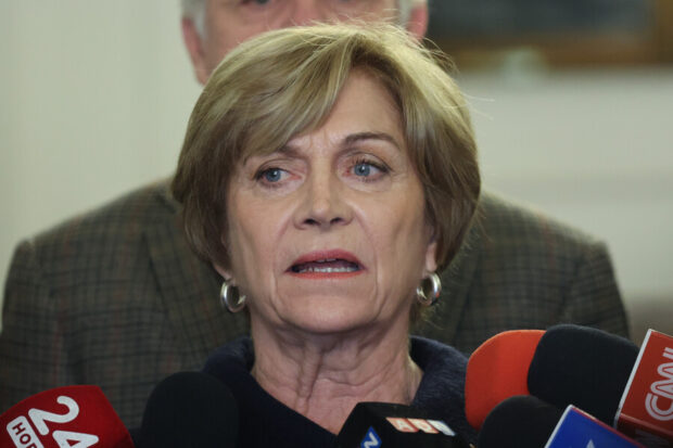 Evelyn Matthei frente a micrófonos de distintos medios de comuniación.