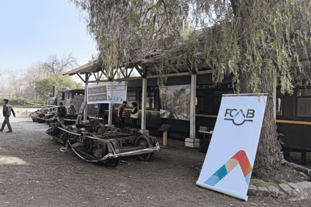Operativo de instalación de las piezas del Ferrocarril Antofagasta-Bolivia (FCAB) que llegaron al Museo Ferroviario.
