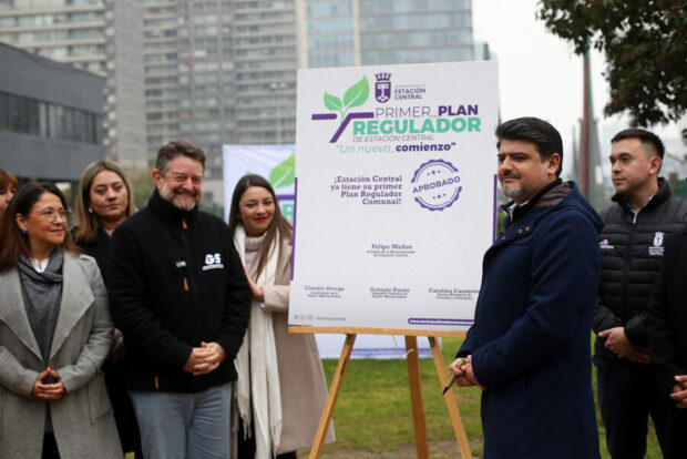 Autoridades de la RM asisten a la firma del primer plan regulador comunal de Estación Central