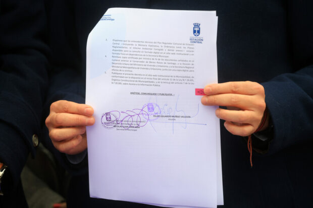 Fotografía del plan regulador comunal de Estación Central firmado por el alcalde Felipe Muñoz