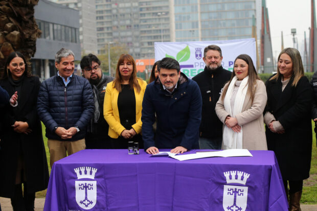 Autoridades en la actividad de la firma del primer plan regulador comunal de Estación Central.