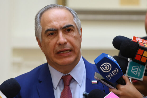 Senador Francisco Chahuán (RN) frente a distintos micrófonos de medios de comunicación.
