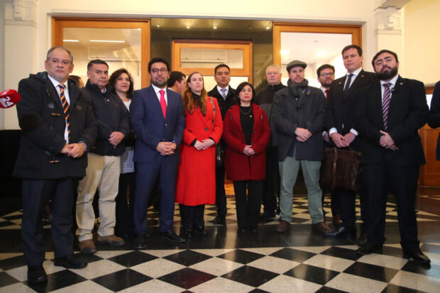Fotografía de un grupo de concejeros regionales de la UDI y de Republicanos en el Tribunal Calificador de Elecciones