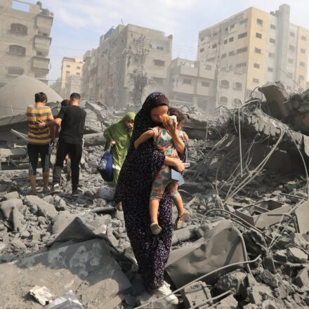 Gazaties huyen de una zona bombardeada en la ciudad. Vía X @EyeonPalestine