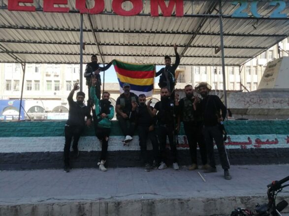 Milicias drusas portando armas y alzando su bandera en Sweida. Grupo de Druzos armados portando su bandera, en la zona de Swedia en medio de los enfrentamientos con tribus beduinas