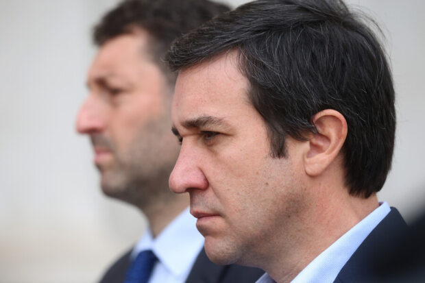 Presidente de la UDI, Guillermo Ramírez., es fotografiado de perfil.