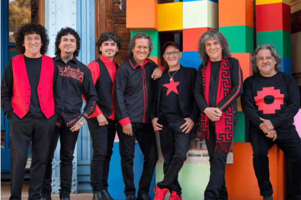Los integrantes de la banda Illapu con vestimentas negro y rojo
