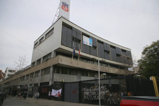 Frontis del Instituto Nacional. En la reja externa del colegio se ven lienzos que indican la toma del edificio.