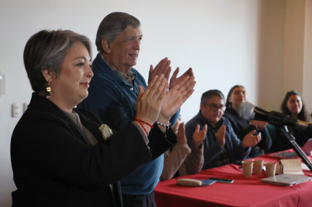 Jara junto a Lautaro Carmona y otros militantes del PC.