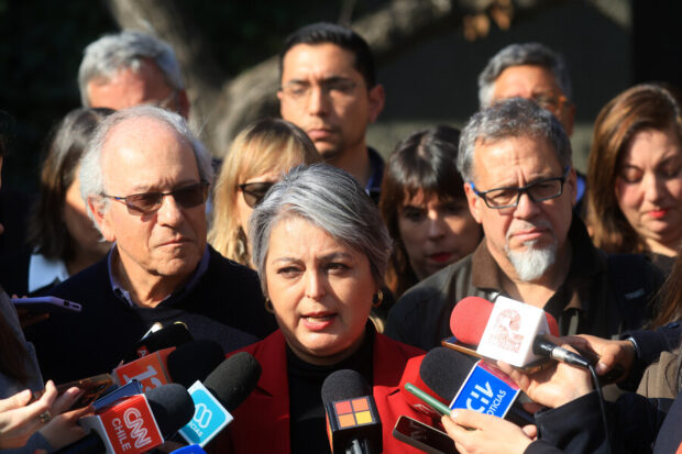 Jeannette Jara junto a presidentes de partidos oficialistas. Imagen: Agencia ATON.