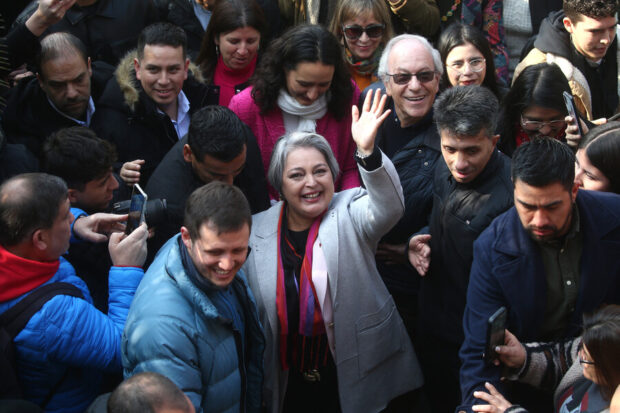 La candidata presidencial del oficialismo, Jeannette Jara, saludando sonriente entre la multitud.
