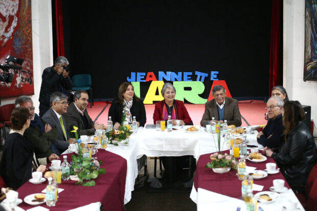 Jeannette Jara se reúne con partidos del oficialismo