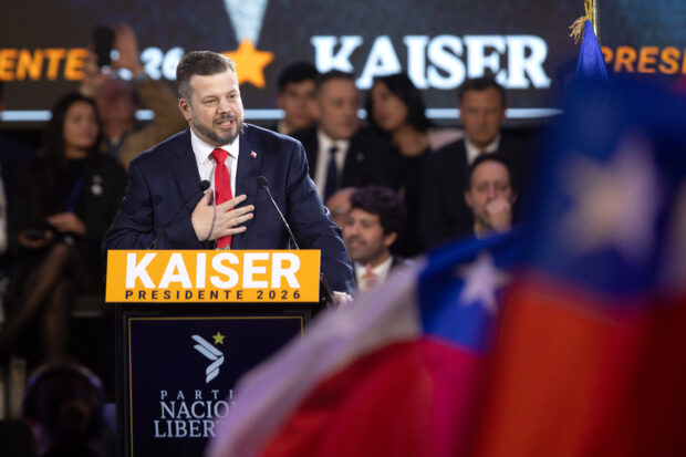 El diputado Johannes Kaiser entrega discurso tras ser proclamado como el candidato presidencial del Partido Nacional Libertario. Foto: Aton.