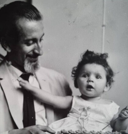 Imagen en blanco y negro de José Tohá con Carolina Tohá de bebé, ella en su regazo mientras el la veía sonriendo.