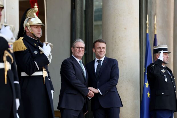 El primer ministro del Reino Unido, Keir Starmer y el presidente de Francia, Emmanuel Macron, reunidos en Reino Unido