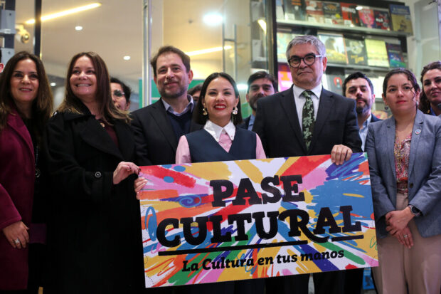 Distintas autoridades sostienen una pancarta colorida que dice "Pase Cultural".