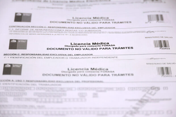 Tres hojas de licencias medicas.